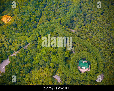 Nanjin, Nanjin, Chine. 26 juillet, 2018. La photo aérienne montre les Soong May-ling Palace à Nanjing, Jiangsu Province de Chine orientale. Le palais se présente comme un collier de diamants de la vue à vol d'oiseau. Le plan de construction de ce palais a été proposé d'abord autour de 1930 par Chiang Kai-shek. Selon un expert de l'architecture à Nanjing, Chiang a voulu construire un merveilleux palais comme cadeau d'anniversaire pour son épouse Soong May-ling. La construction a commencé en 1931 et terminé en 1934. Crédit : SIPA Asie/ZUMA/Alamy Fil Live News Banque D'Images