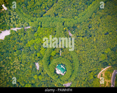 Nanjin, Nanjin, Chine. 26 juillet, 2018. La photo aérienne montre les Soong May-ling Palace à Nanjing, Jiangsu Province de Chine orientale. Le palais se présente comme un collier de diamants de la vue à vol d'oiseau. Le plan de construction de ce palais a été proposé d'abord autour de 1930 par Chiang Kai-shek. Selon un expert de l'architecture à Nanjing, Chiang a voulu construire un merveilleux palais comme cadeau d'anniversaire pour son épouse Soong May-ling. La construction a commencé en 1931 et terminé en 1934. Crédit : SIPA Asie/ZUMA/Alamy Fil Live News Banque D'Images