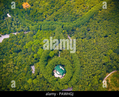 Nanjin, Nanjin, Chine. 26 juillet, 2018. La photo aérienne montre les Soong May-ling Palace à Nanjing, Jiangsu Province de Chine orientale. Le palais se présente comme un collier de diamants de la vue à vol d'oiseau. Le plan de construction de ce palais a été proposé d'abord autour de 1930 par Chiang Kai-shek. Selon un expert de l'architecture à Nanjing, Chiang a voulu construire un merveilleux palais comme cadeau d'anniversaire pour son épouse Soong May-ling. La construction a commencé en 1931 et terminé en 1934. Crédit : SIPA Asie/ZUMA/Alamy Fil Live News Banque D'Images