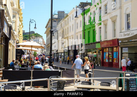 Les cafés de rue Robertson, Hastings, East Sussex, UK Banque D'Images