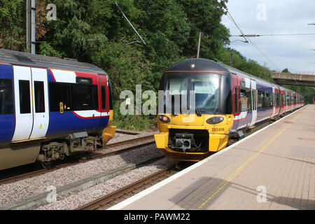 333 classe électrique en train Northern Rail/WYPTE livery arrivant à Bradford Forster Square gare avec un autre prêt à partir. Banque D'Images