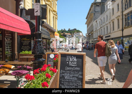 Hastings, des cafés dans la rue Robertson, regard vers le château, East Sussex, UK Banque D'Images