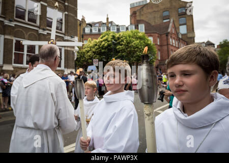 Procession annuelle de la Madonna del Carmine (Notre Dame du Mont Carmel) par British italiens à l'extérieur de l'église italienne à Clerkenwell, Londres, Royaume-Uni. Banque D'Images