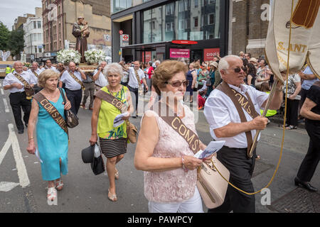 Procession annuelle de la Madonna del Carmine (Notre Dame du Mont Carmel) par British italiens à l'extérieur de l'église italienne à Clerkenwell, Londres, Royaume-Uni. Banque D'Images