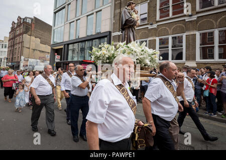 Procession annuelle de la Madonna del Carmine (Notre Dame du Mont Carmel) par British italiens à l'extérieur de l'église italienne à Clerkenwell, Londres, Royaume-Uni. Banque D'Images