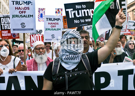 Les Palestiniens à l'atout lors de sa protestation contre la visite de Londres. Centre de Londres le 13 juillet 2018 Banque D'Images