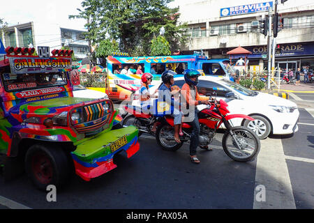 La ville de Cebu, Philippines - 15 janvier 2015 : Les motards attendre au feu, avec des voitures et iconique jeepneys au cours de Sinulog, un grand festival chaque mois de janvier. Banque D'Images