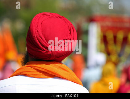 Vieux homme sikh avec red turban sur sa tête au cours d'une cérémonie religieuse. Le turban est très religiuous important symbole pour cette culture de l'Inde Banque D'Images