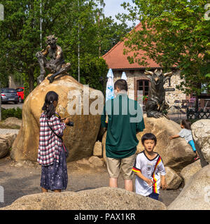 L'arabette, Saxe-Anhalt, Allemagne, le 23 juillet. 2018 : les jeunes de la famille japonaise, les touristes, sur la piste de danse avec le diable à Thale Banque D'Images