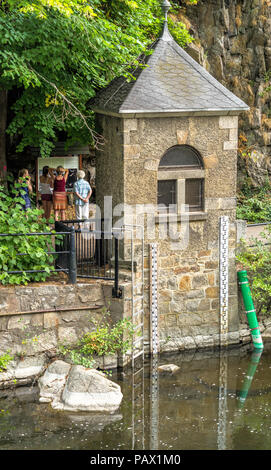 L'arabette, Saxe-Anhalt, Allemagne, le 23 juillet. 2018 : maison de mesure pour la mesure du niveau d'eau près de Bode Thale avec deux barres de mesure dans Banque D'Images