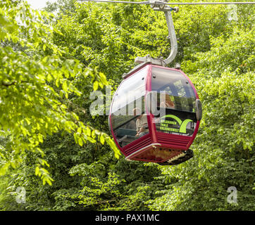 L'arabette, Saxe-Anhalt, Allemagne, le 23 juillet. 2018 : la cabine du téléphérique de Thale dans les montagnes du Harz entre le vert des arbres d'été Banque D'Images