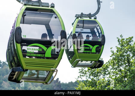 L'arabette, Saxe-Anhalt, Allemagne, le 23 juillet. 2018 : deux cabines verte du téléphérique de Thale dans les montagnes du Harz au cours de l'été vert des arbres contre t Banque D'Images