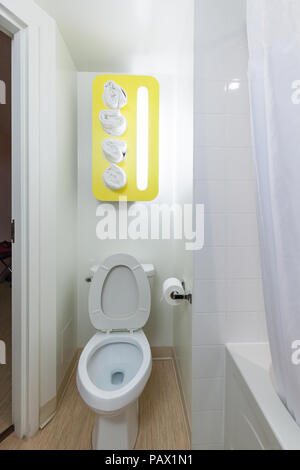 Un hôtel moderne salle de bains privative. Banque D'Images