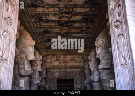 ABU SIMBEL, EGYPTE - DEC 3, 2014 : l'intérieur du Grand Temple de Ramsès II sur le lever du soleil, Abou Simbel, Égypte. L'un des principaux sites d'Egypte Banque D'Images