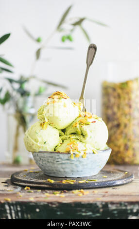 Bol de crème glacée à la pistache un dessert fait maison avec des écrous Banque D'Images