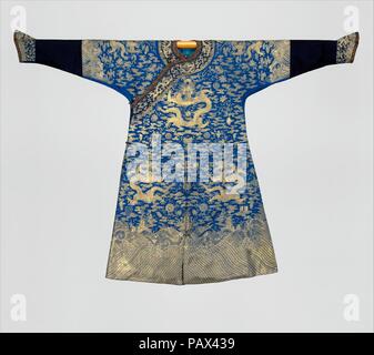 Symbole de l'empereur 12-robe du festival. Culture : la Chine. Dimensions : hors tout : 56 5/8 x 63 1/2 in. (143,8 x 161,3 cm). Costumes officiel dans la Chine impériale ont été fortement réglementées, et les motifs décoratifs de la cour ont été tenues spécifiques à leur grade. Parmi les emblèmes utilisés sur les robes de cérémonie de l'empereur étaient les douze symboles impériaux, comme on le voit sur cet exemple : le soleil, la lune, les constellations, les montagnes, une paire de dragons, oiseaux, le rituel de l'eau, tasses les mauvaises herbes, le millet, l'incendie, une hache, et le symbole symétrique. Ces symboles, auraient été utilisés depuis les temps anciens, représentent la juste de l'empereur Banque D'Images