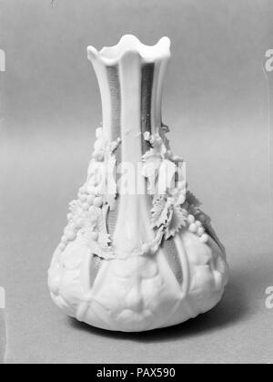 Vase. Culture : L'Américain. Dimensions : 5 1/4 x 3 3/4 in. (13,3 x 9,5 cm). Date : 1830-70. Musée : Metropolitan Museum of Art, New York, USA. Banque D'Images