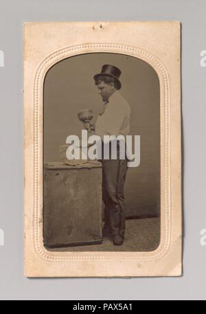 [Mason dans Top Hat avec maillet, ciseau, et morceau de pierre]. Artiste : J. R. Martin (États-Unis, actif dans les années 1860). Dimensions : Image : 7,6 x 4,5 cm (3 x 1 3/4 in.) monter : 9.8 x 6.1 cm (3 7/8 x 2 3/8 in.). Studio de photographie : Tuttle's Gallery (américain). Date : 1870s-80s. Musée : Metropolitan Museum of Art, New York, USA. Banque D'Images