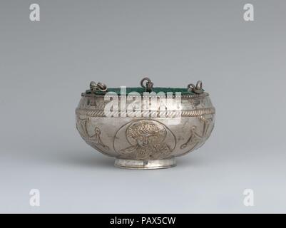 L'Attarouthi Treasure - encensoir. Culture : Byzantine. Dimensions : hors tout (sans chaîne) : 3 1/4 x 5 3/16 in. (8,2 x 13,2 cm) dans l'ensemble (avec la chaîne) : 15 1/16 x 5 3/16 in. (38,2 x 13,2 cm) Diam. de pied : 2 5/16 in. (5,9 cm). Date : 500-650. Un jeune avec le Christ avec une auréole cruciforme, deux archanges, et les croix inscrite en grec : de Saint John du village d'Attaroutha en images anciennes du Christ qu'il se présente toujours comme un jeune qui court, cheveux bouclés. Son auréole cruciforme est avec trois bras pour représenter la croix sur laquelle il est mort. Les médaillons d'accompagnement contenant des archanges, le g Banque D'Images