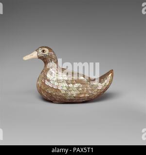 L'un d'une paire de boîtes en forme de canards. Culture : la Chine. Dimensions : H. 2 3/4 in. (7 cm) ; W. 2 in. (5,1 cm) ; D. 4 1/2 in. (11,4 cm). Date : le 18e siècle. Canards, notamment en paires, fonctionnent comme des symboles de l'état civil de la félicité dans l'art chinois, et il semble probable que cette charmante paire était une fois que l'une ou l'autre un cadeau de mariage ou d'une partie de la dot. Musée : Metropolitan Museum of Art, New York, USA. Banque D'Images