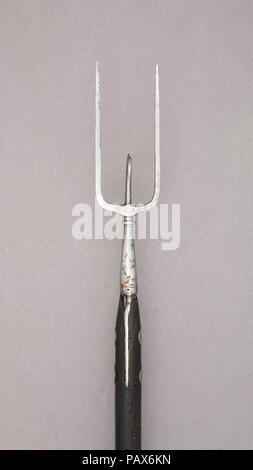 Fourche militaire. Culture : le français. Dimensions : L. 85 in. (215,9 cm) ; L. de chef 9 1/4 in. (23,5 cm) ; W. 2 1/2 in. (6,5 cm) ; WT. 2 lb 2 oz. (963,9 g). Date : ca. 1560. Musée : Metropolitan Museum of Art, New York, USA. Banque D'Images