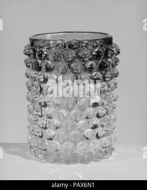 Tumbler. Culture : L'Américain. Dimensions : H. 3 3/4 in. (9,5 cm) ; Diam. 3 in. (7,6 cm). Bouilloire : Probablement Hobbs, Brockunier and Company (1863-1891). Date : après 1886. Musée : Metropolitan Museum of Art, New York, USA. Banque D'Images