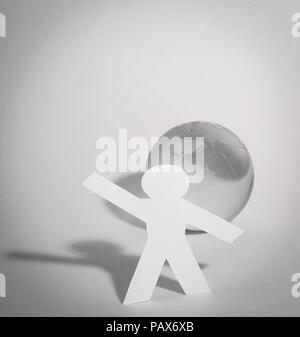 Papier élégant homme debout près de la planète Banque D'Images