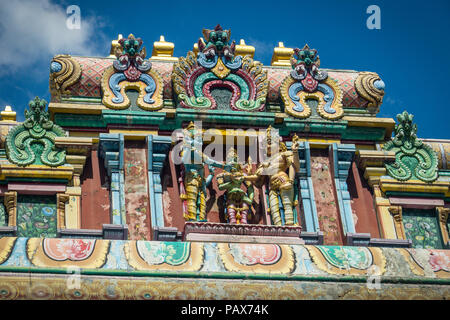 Reliefs colorés et des statues sur le temple hindou Sri Thendayuthapani près de River Valley Road, Singapour Banque D'Images