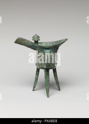 Bateau de vin (Jue). Culture : la Chine. Dimensions : H. 4 5/8 in. (11,7 cm) ; W. 2 5/8 in. (6,7 cm) ; L. au couloir 4 1/16 in. (10,3 cm). Date : fin du xive siècle avant J.-C.. Musée : Metropolitan Museum of Art, New York, USA. Banque D'Images