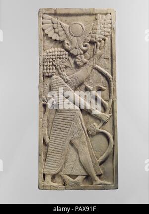 Plaque de meubles sculptés en relief avec une figure masculine empoignant un arbre ; disque solaire ailé au-dessus. Culture : l'assyrien. Dimensions : H. 10 1/2 x 4 1/2 x ème W.. 5/16 in. (26,7 x 11,4 x 0,8 cm). Date : ca. 8ème siècle avant J.-C.. En contraste avec le grand, reliefs stylisés que flanqué les murs du palais d'Assurnazirpal II à Nimrud sont la délicate ivoires ornementaux qui ornaient jadis le mobilier royal. L'ivoire, prisée dans le monde antique, a été largement utilisé au moment de l'Empire assyrien (ca. 883-612 avant J.-C.). Le matériel a été évalué par des artisans car il pourrait être sculptés dans de tels détails. Bien Banque D'Images