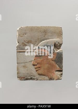 Relief représentant la tête d'un scribe. Dimensions : H. 10,9 cm (4 5/16 po) ; W. 9,2 cm (3 5/8 po). Dynastie DYNASTIE : 11. Règne : la fin de règne de Mentuhotep II ou plus tard. Date : ca. 2010-2000 B.C. ou ca. 2000-1981 av. J.-C.. Cette pièce en forme de soulagement régulièrement, décorés en calcaire était plus probablement inséré dans un bloc plus grand afin de réparer une irrégularité ou zone endommagée. Conservé est la face d'un scribe qui a placé son écriture pinceau derrière son oreille. Musée : Metropolitan Museum of Art, New York, USA. Banque D'Images