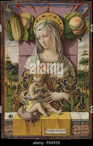 Vierge à l'enfant. Artiste : Carlo Crivelli (Italien, Venise ( ?), actif en 1457-mort 1495 Ascoli Piceno). Dimensions : Hors tout 14 7/8 x 10 in. (37,8 x 25,4 cm) ; surface peinte 14 3/8 x 9 1/4 in. (36,5 x 23,5 cm). Date : ca. 1480. Ce travail parfaitement préservé est l'un des plus exquis de l'artiste photos. La peinture flamande a peut-être inspiré la remarquable précision de détail dans l'arrière-plan, où l'agent chiffres (infidèles) promenade. En trompe-l'oeil détails se joue contre la poupée-comme la beauté de la Vierge. Les pommes et voler sont des symboles du péché et du mal et s'opposent à l'un concombre Banque D'Images