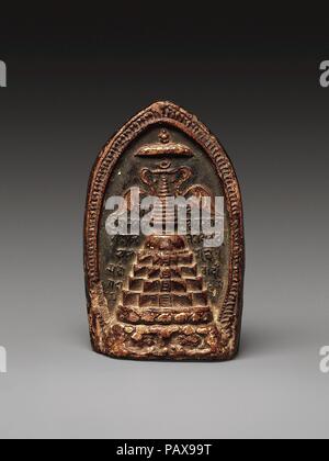 Plaque votive (TSA-Tsa) représentant un stupa. Culture : le Tibet. Dimensions : H. 4 1/8 in. (10,5 cm) ; W. 2 5/8 in. (6,7 cm) ; D. 1 3/8 in. (3,5 cm). Date : 10ème-11ème siècle. Cette tablette d'argile moulée conserve une image d'un stupa de l'Inde du nord (monticule relique)--un type n'existe plus. Le stupa est couronné avec parasols et honorifique ornés de voler des bannières. Écrit en script Sharani dans l'arrière-plan est la croyance bouddhiste ye dharma, exposant les Quatre Nobles Vérités du Bouddha. Musée : Metropolitan Museum of Art, New York, USA. Banque D'Images