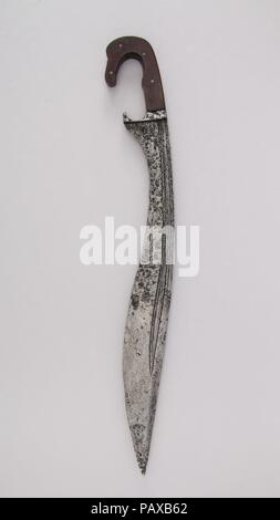 Sword (falcata). Culture : ibérique. Dimensions : H. 20 15/16 in. (53,2 cm) ; H. de blade 17 in. (43,2 cm) ; W. 2 5/8 in. (6,7 cm) ; D. 13/16 in. (2,1 cm) ; WT. 1 lb. 0,7 oz. (473,4 g). Date : 5 au premier siècle avant J.-C. et plus tard. La falcata était un type populaire de l'épée à la péninsule ibérique de la cinquième au premier siècle avant J.-C. étroitement liés dans la forme de taillade armes trouvées en Grèce, il se distingue par le fait que sa lame est à double tranchant pour environ la moitié de sa longueur, alors que normalement, les spécimens grecs n'ont qu'un seul tranchant. Bien que sa vieille patine a été retiré et qu'un mod inexactes Banque D'Images