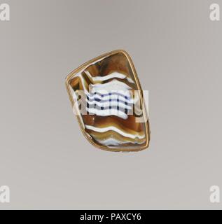 Fragment de mosaïque de verre bol à côtes. Culture : Roman. Dimensions : d'autres : 1 1/8 x 1 2/13 in. (2,8 x 4,2 cm). Date : fin du 1er siècle avant J.-C.-début 1er siècle de notre ère. Fragment de corps à parois minces. Miel translucide marron, bleu de cobalt, et blanc opaque. En haut Outsplayed vers rebord ; tout droit vers le bas côté effilé. Mosaïque en spirale formée par les sections d'une seule canne en sol brun avec blanc et bleu de threads en parallèle ; des lignes horizontales sur l'extérieur, certaines parties de trois nervures verticales peu profondes, effilé vers le bas, avec les marques des outils sur le dessus de la nervure centrale. L'intérieur poli ; surface de piqûres bu Banque D'Images