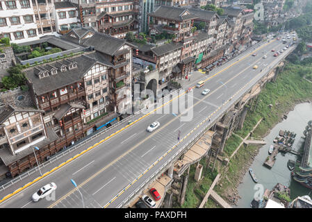 Chongqing, Chine - 14 juin 2018 : Hongya maisons grotte et road vue aérienne Banque D'Images