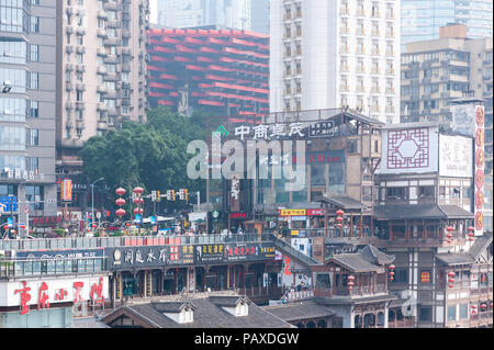 Chongqing, Chine - 14 juin 2018 : Hongya cave avec des bâtiments modernes à l'arrière-plan Banque D'Images