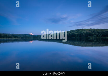Spruce Knob Lake, au crépuscule, dans la forêt nationale de Monongahela, West Virginia. Banque D'Images