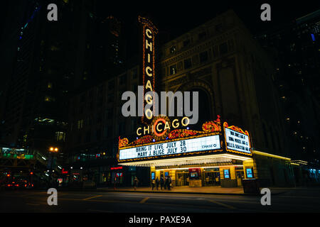 Le Chicago Theatre la nuit, à Chicago, Illinois Banque D'Images