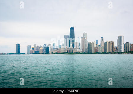 L'horizon de Chicago, vu de North Avenue Beach à Chicago, Illinois Banque D'Images