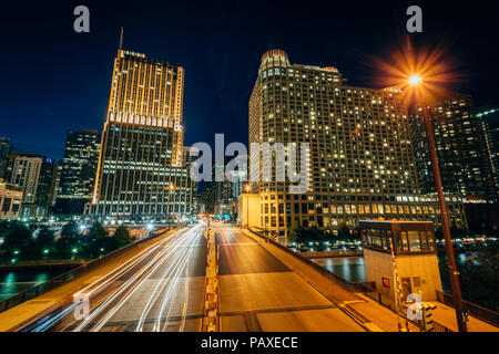 La Columbus Drive Pont sur la rivière de Chicago la nuit, à Chicago, Illinois Banque D'Images