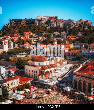 Vue imprenable sur Athènes avec la place Monastiraki et colline de l'Acropole, Athènes Grèce sur une belle journée d'été Banque D'Images