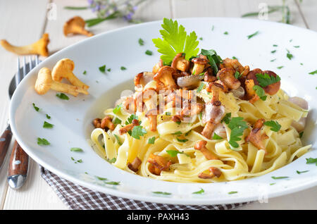 L'Italien tagliatelle aux chanterelles fraîches Frites Banque D'Images