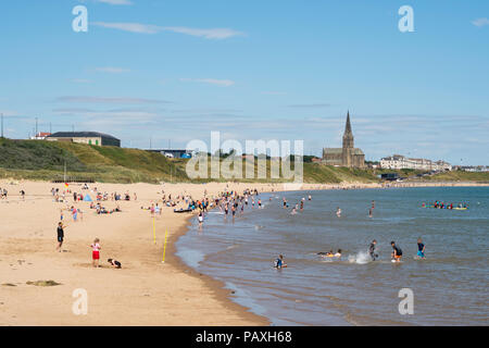 Les personnes bénéficiant de soleil d'été sur Tynemouth Longsands beach, North East England, UK Banque D'Images