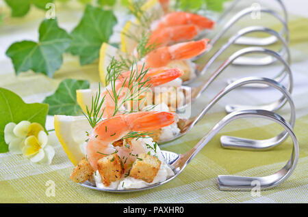 Langoustines et sauce au fromage à la crème, croûtons, aneth et citron sur cuillères parti Banque D'Images