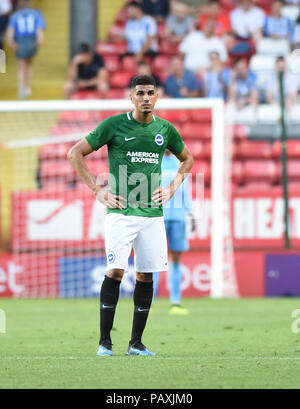 Londres Royaume-Uni 24 juillet 2018 - Leon Balogun de Brighton pendant le match de football amical d'avant-saison entre Charlton Athletic et Brighton et Hove Albion au stade Valley usage éditorial uniquement Banque D'Images