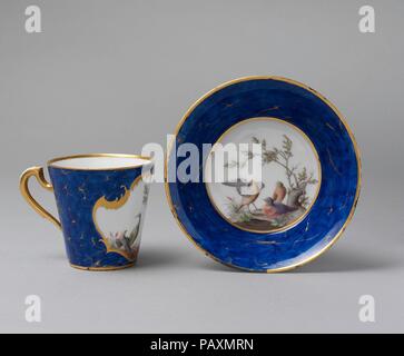 Tasse et soucoupe (gobelet à lait et soucoupe). Culture : français, Vincennes. Dimensions : Hauteur (tasse .172) : 3 5/16 in. (8,4 cm) de diamètre ; (173) .soucoupe : 6 1/8 in. (15,6 cm). Factory : manufacture de Vincennes (Français, ca. 1740-1756). Date : ca. 1752. Musée : Metropolitan Museum of Art, New York, USA. Banque D'Images