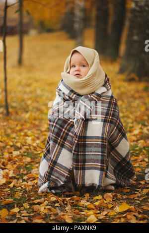 Happy cute girl in autumn park Banque D'Images