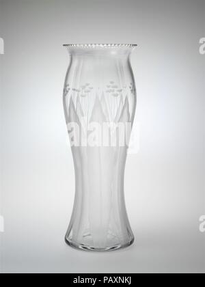 Vase. Culture : L'Américain. Dimensions : H. 14 1/4 in. (36,2 cm) ; Diam. En 15. (38,1 cm). Fabricant : C. Dorflinger et fils (Américain, Blanc Mills, Pennsylviania, 1881-1921). Date : 1905-15. Contrairement à la coupe profondément et finement gravée sur la décoration d'autres lunettes dans ce cas, le modèle simple, plat sur ce vase a été réalisé par le mordançage. La géométrie de disque Dorflinger's cut habitudes a été remplacée ici par des conceptions florales de représentation, dont les courbes douces suggérer le style Art Nouveau. Musée : Metropolitan Museum of Art, New York, USA. Banque D'Images