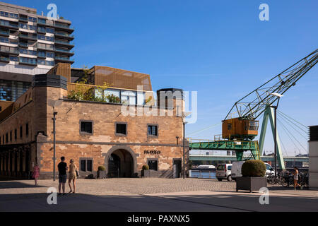 Le port de Rheinau, l'appartement et l'immeuble de bureaux Halle 12, derrière la grue Nord, Cologne, Allemagne. Rheinauhafen, Wohn- und das Geschae Banque D'Images